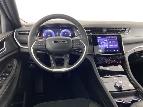 New 2025 Jeep Grand Cherokee Altitude image 18