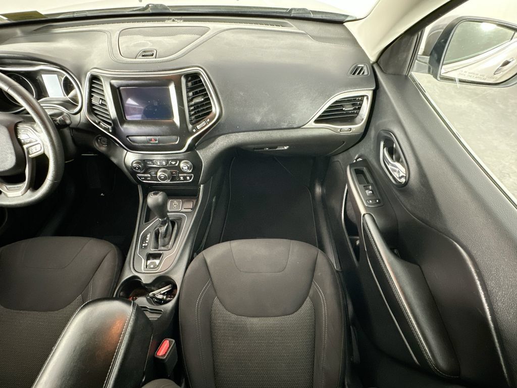 Used 2019 Jeep Cherokee Latitude w/ Popular Appearance Group FWD image 11