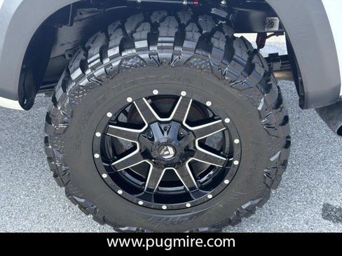Used 2021 Toyota Tacoma TRD Off-Road w/ Technology Package AWD/4WD image 19