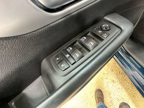 Used 2025 Chrysler Pacifica Limited FWD image 16