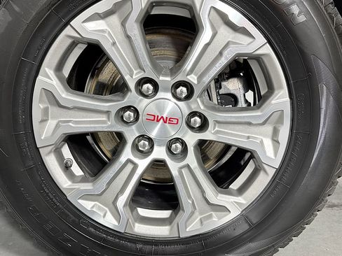 Used 2024 GMC Yukon SLE AWD/4WD image 16