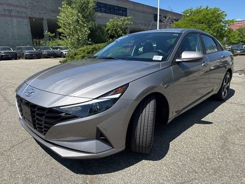 Used 2023 Hyundai Elantra SEL w/ Convenience Package FWD image 3