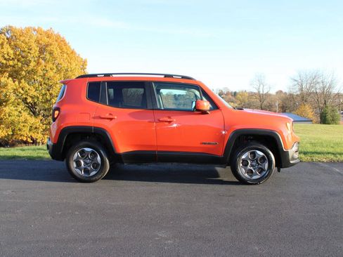 Used 2016 Jeep Renegade Latitude AWD/4WD image 2