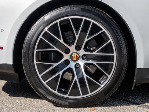 Used 2022 Porsche Taycan image 17