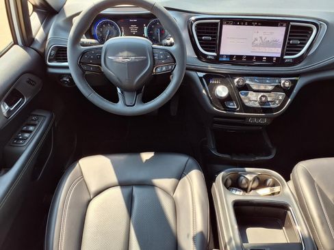 Certified 2023 Chrysler Pacifica Touring-L w/ S Appearance Package AWD/4WD image 2