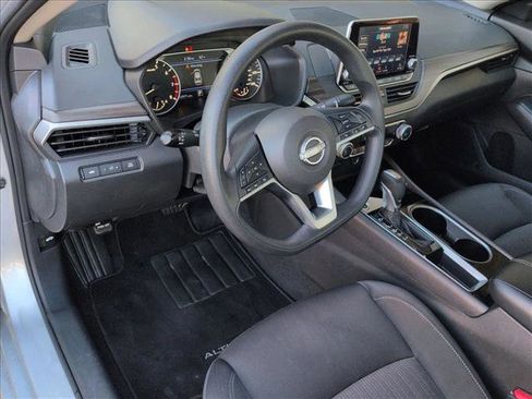 Used 2024 Nissan Altima 2.5 SV image 8