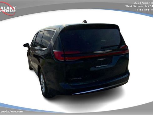 Used 2023 Chrysler Pacifica Touring-L FWD image 7