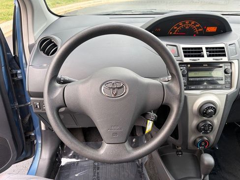 Used 2009 Toyota Yaris 4-Door Hatchback FWD image 16