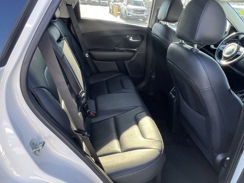 Certified 2022 Kia Niro EX Premium image 17