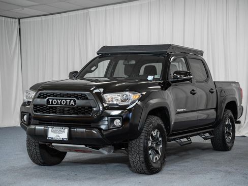 Used 2017 Toyota Tacoma TRD Off-Road w/ Tow Package (A/T) image 3
