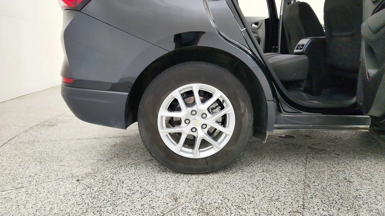 Used 2024 Chevrolet Equinox LT FWD image 39