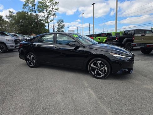 Used 2023 Hyundai Elantra SEL w/ Convenience Package image 2