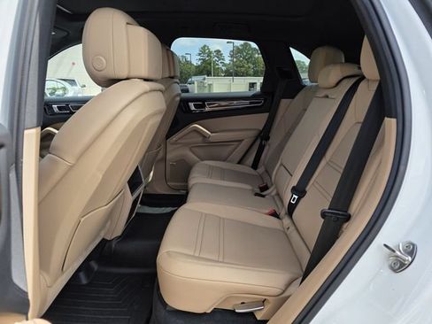 Used 2021 Porsche Cayenne AWD/4WD image 18