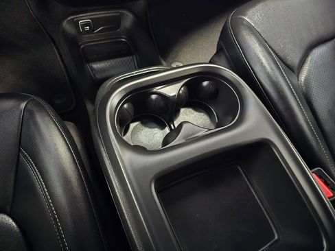 Used 2025 Chrysler Pacifica Select image 34