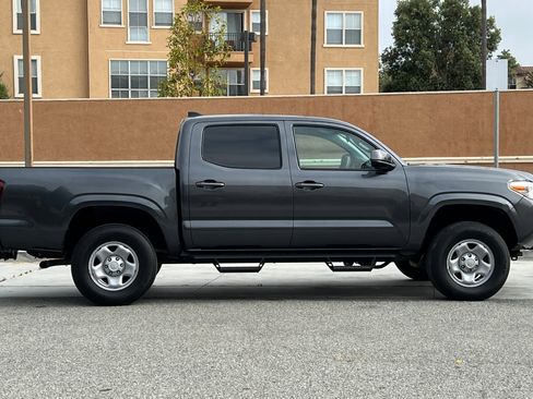 Used 2022 Toyota Tacoma SR image 3