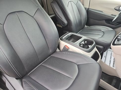 Used 2024 Chrysler Pacifica Touring-L image 22