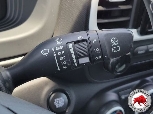 Used 2025 Hyundai Venue Limited FWD image 32
