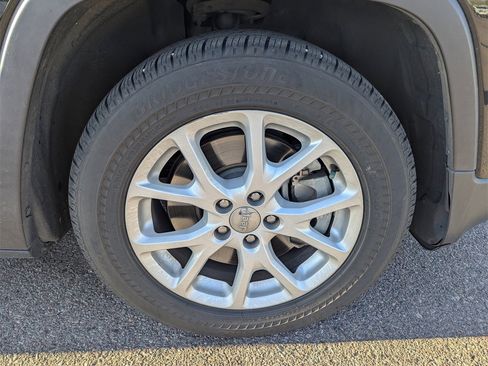 Used 2016 Jeep Cherokee Latitude w/ Cold Weather Group image 11