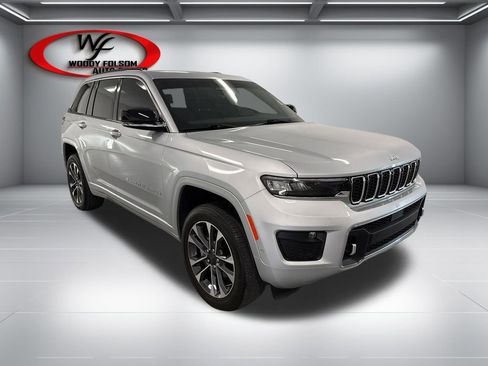 Used 2025 Jeep Grand Cherokee Overland w/ Luxury Tech Group IV AWD/4WD image 3