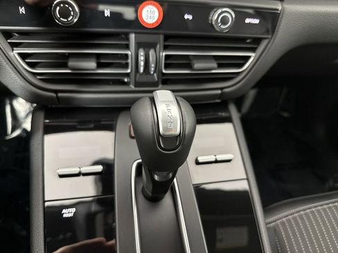 Certified 2026 Porsche Macan Turbo AWD/4WD image 32