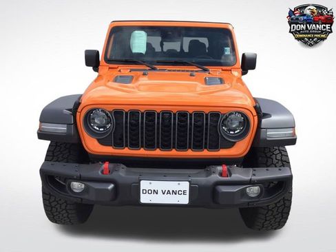 Used 2025 Jeep Gladiator Rubicon w/ Technology Group AWD/4WD image 12