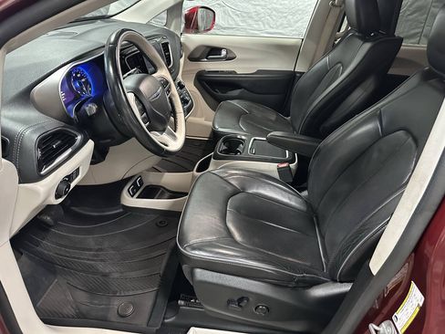 Used 2018 Chrysler Pacifica Limited w/ Tire & Wheel Group FWD image 14