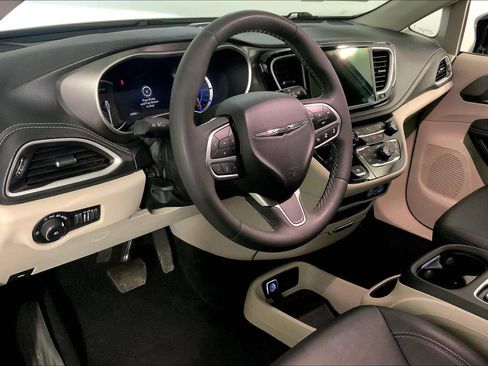 Used 2024 Chrysler Pacifica Select image 14
