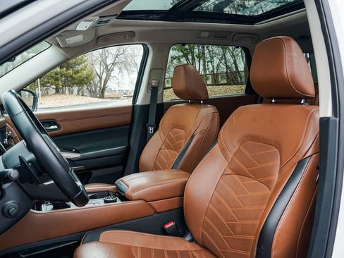 Used 2022 Nissan Pathfinder Platinum w/ Lighting Package (N93) image 15