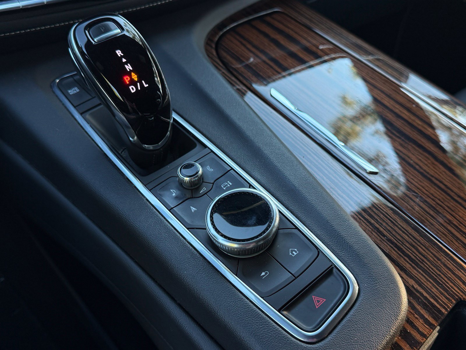 Used 2022 Cadillac Escalade Premium Luxury AWD/4WD image 32