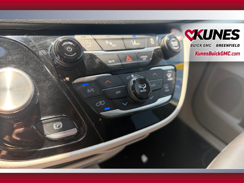 Used 2023 Chrysler Pacifica Touring-L FWD image 30