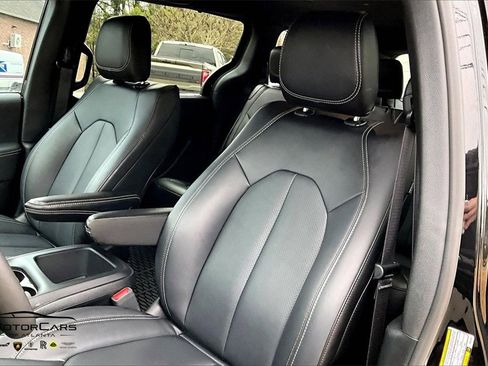 Used 2025 Chrysler Pacifica Select image 23