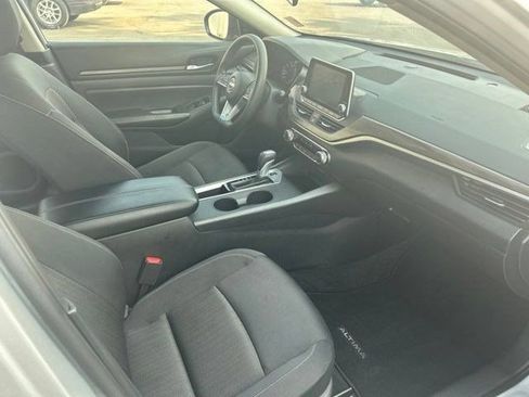 Used 2025 Nissan Altima 2.5 SV FWD image 38
