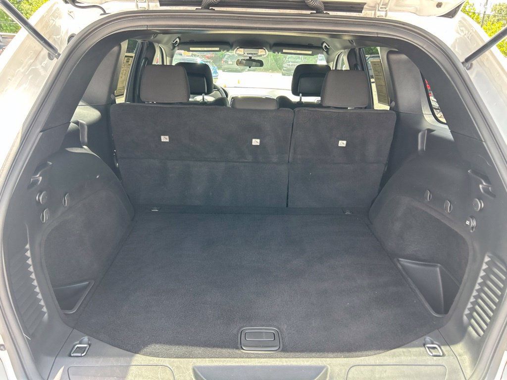 Certified 2019 Jeep Grand Cherokee Laredo RWD image 30