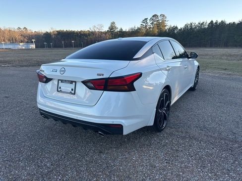 Used 2024 Nissan Altima 2.5 SR w/ SR Premium Package image 3