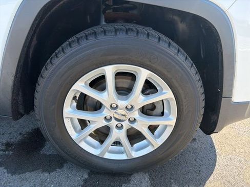 Used 2017 Jeep Cherokee Latitude w/ True North Edition image 3