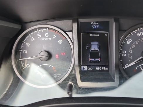 Used 2018 Toyota Tacoma TRD Sport w/ Technology Package image 14