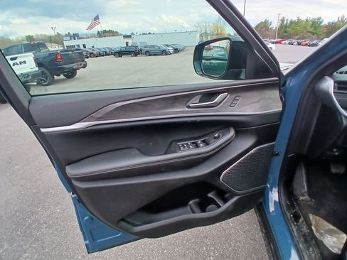 New 2026 Jeep Grand Cherokee L Limited w/ Limited Altitude Package AWD/4WD image 9