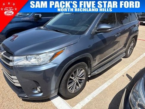 Used 2019 Toyota Highlander XLE FWD image 1