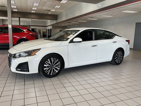 Used 2023 Nissan Altima 2.5 SV image 3