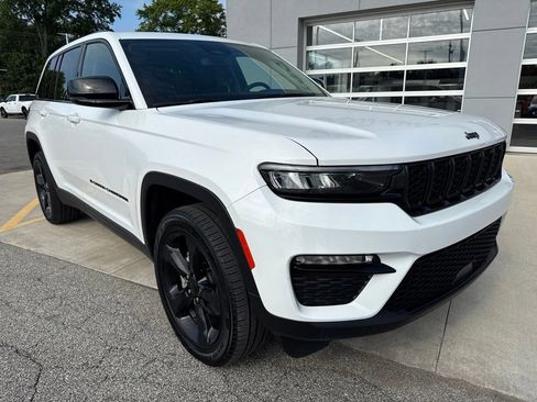 Used 2023 Jeep Grand Cherokee Limited w/ Black Appearance Package AWD/4WD image 15
