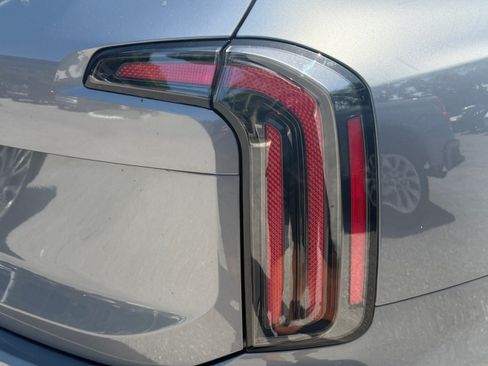 Used 2025 Kia Telluride SX w/ SX Captain's Chair Package FWD image 8