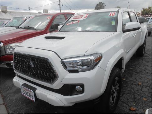 Used 2018 Toyota Tacoma TRD Sport image 3