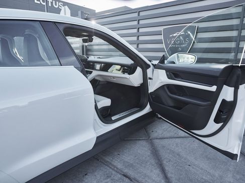 Used 2023 Porsche Taycan 4S w/ Premium Package image 22