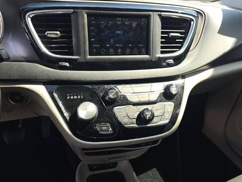 Used 2020 Chrysler Pacifica Touring w/ Tire & Wheel Group FWD image 11