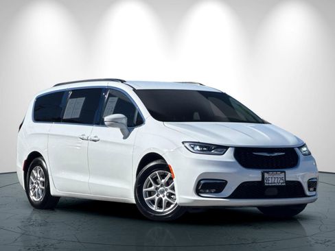Used 2022 Chrysler Pacifica Touring-L image 2