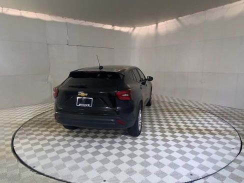 Used 2024 Chevrolet Trax LS w/ LS Convenience Package FWD image 2