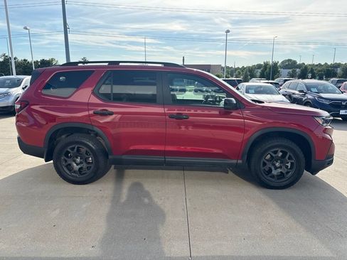 Used 2025 Honda Pilot TrailSport image 4