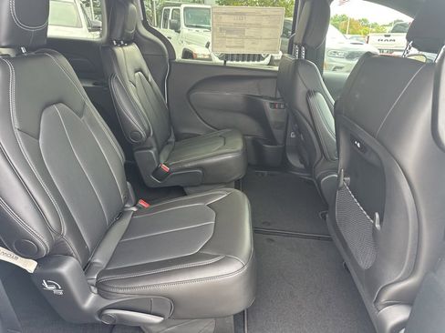 New 2026 Chrysler Pacifica Select image 49