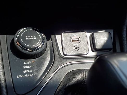 Used 2020 Jeep Cherokee Latitude Plus w/ Cold Weather Group AWD/4WD image 30
