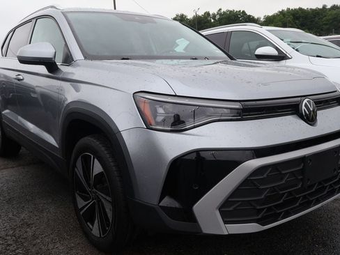 Used 2025 Volkswagen Taos SE AWD/4WD image 2